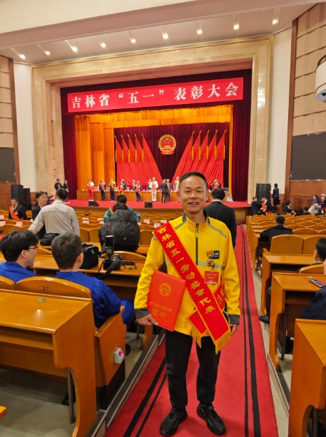 巨龙配资 “奖章骑手”王军：烟火气中的榜样力量