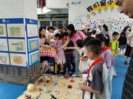 日天金策略 善暖校园：永平街举办慈善义卖系列活动