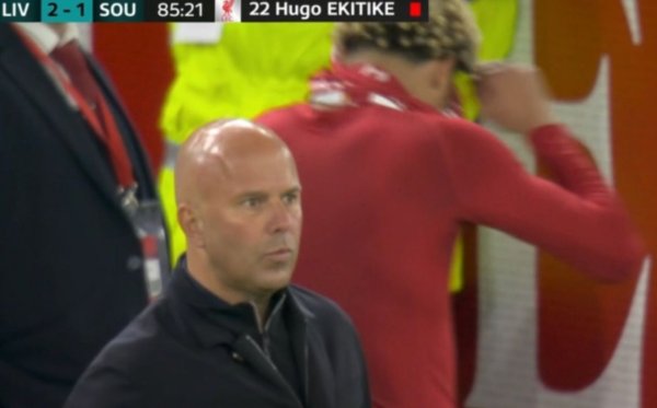 涨声操盘 斯洛特气得瞪大眼睛，狂骂1亿欧射手太蠢：绝杀后脱衣染红被禁赛